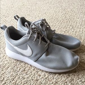 Nike Roshe Shoes!! like new